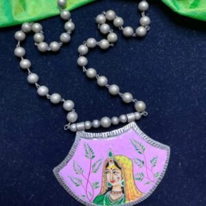 Elegant Women Tanjor Necklace: A Subtle Touch of Class